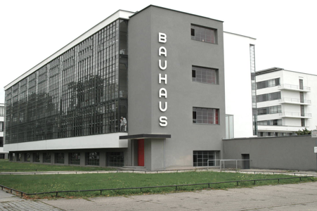 Fotografía de la autora, 2005. Edificio de la escuela Bauhaus en Dessau, inaugurado el 4 de diciembre de 1926 y diseñado por el fundador y primer director de la escuela, Walter Gropius (1883-1969).