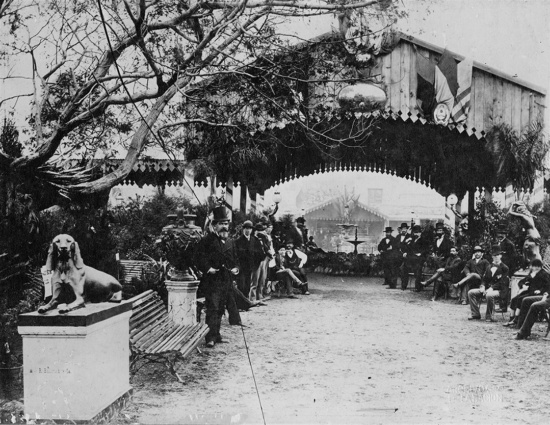 Fotografía de la entrada al pabellón del Jardín Florida hacia 1875. Archivo General de la Nación. Fondo Galerías Witcomb SRL. Álbum 1. Inv. 610.