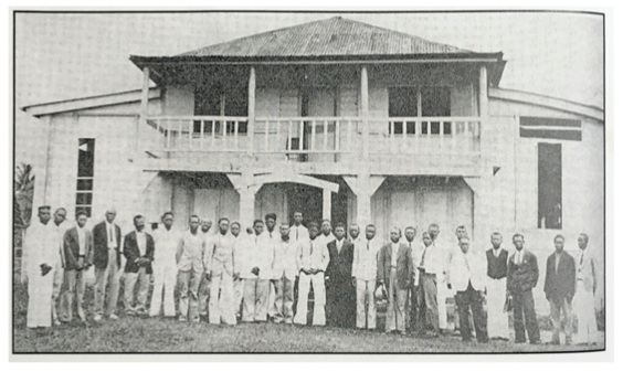 Maestros garífunas, frente a la parroquia St. Peter Claver, Punta Gorda, 1936.