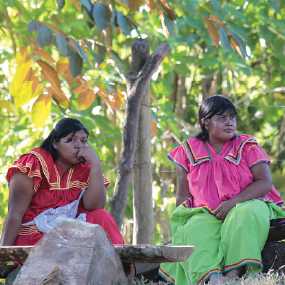 Mujeres ngöbes. Fotografía tomada del Atlas de los Territorios Indígenas de Costa Rica (Gómez et al., 2014)
