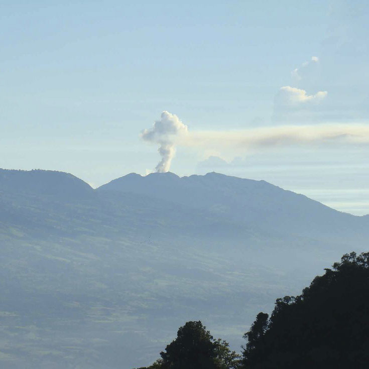 Pluma eruptiva del volcán Turrialba (fuente: https://live.staticflickr.com/4137/4779157983_bb8633f216_b.jpg)