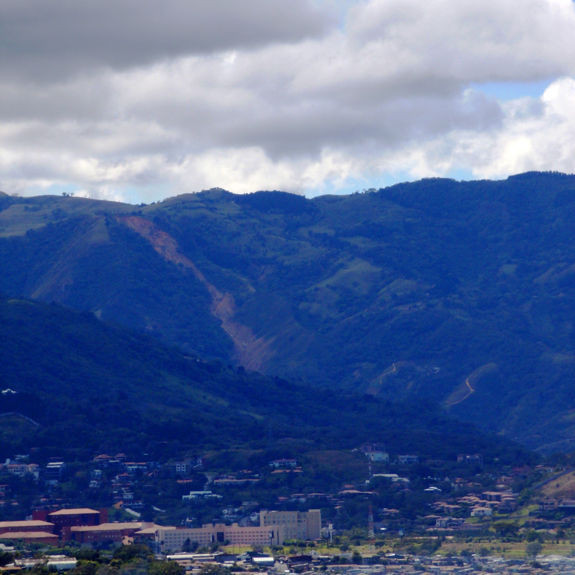 "Deslizamiento Cerro Chitaría en Santa Ana, Costa Rica - panoramio" by Peloy (Allan H.M.) is licensed under CC BY-SA 3.0.