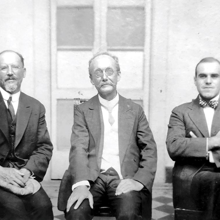 José Fidel Tristán (izquierda), Karl Sapper (centro) y Ricardo Fernández Peralta (derecha) en una fotografía tomada en marzo de 1924 durante la visita de Karl Sapper a Costa Rica. Fotografía: Archivo Nacional CR-AN-AH-FO-79120